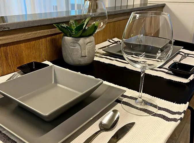 Апартаменти Lovely In The Center Of